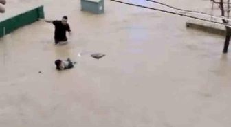 Sel sularına kapılan yaşlı adamı son anda kurtardılar