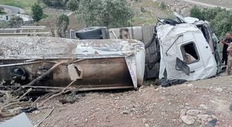 Şırnak'ta devrilen su tankerinin sürücüsü ağır yaralandı