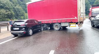 TIR'dan ayrılan dorseye çarpan otomobildeki 2 kişi yaralandı