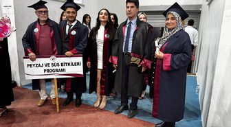 Torunları yaşındaki gençlerle mezuniyet sevincini yaşadılar