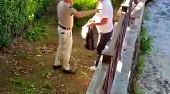 Akşemseddin Hazretleri Türbesi'nin bahçesinde içki içen şahsa vatandaşlardan teki