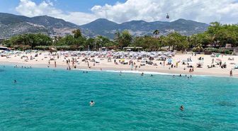 Alanya'da hava sıcaklığı 30 dereceyi gördü, turistler sahile koştu