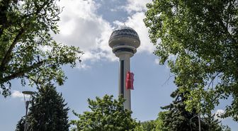 Ankara'da bulunan Atakule'ye A Milli Kadın Voleybol Takımı'na destek için forma asıldı