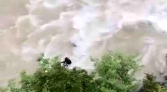 Artvin'de bir otomobil Çoruh Nehri'ne düştü; baba ile oğlu aranıyor