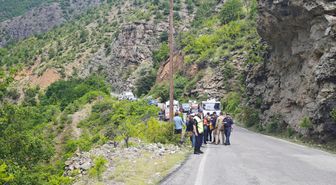 Çoruh Nehri'ne düşen otomobilde kaybolan baba-oğul aranıyor