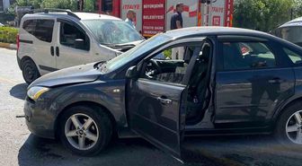 Balıkesir'de otomobiller çarpıştı: 3 yaralı