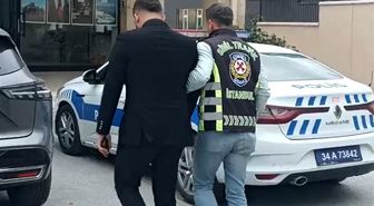 Beylikdüzü'nde araç sürücü motosikletliye saldırdığı anlar kamerada