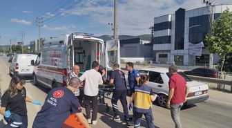 Bursa'da hafif ticari araç ile otomobilin çarpıştığı kazada 2 kişi yaralandı