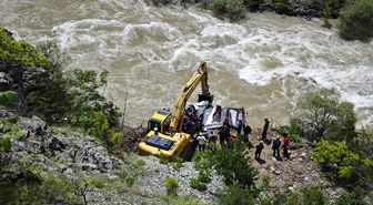Çoruh Nehri'ne uçan kamyonette kaybolan baba-oğul aranıyor