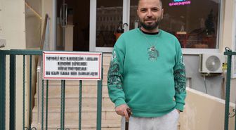Dükkan girişine kadınlar için astığı yazı, kentte gündem oldu