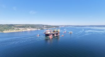 Dev vinç gemisi Çanakkale Boğazı'ndan geçti
