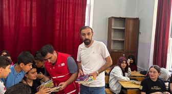 Diyarbakır'da öğrencilere kitap ve çocuk kiti hediye edildi