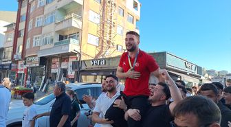Dünya şampiyonu milli güreşçi Alperen Atar, Zonguldak'ta coşkuyla karşılandı