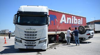 Edirne'de SUV tipi araç ile tırın çarpıştığı kazada 3 kişi yaralandı