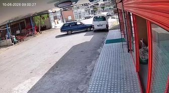 El freni çekilmeyen otomobil hareket edip minibüse çarptı: O anlar kamerada