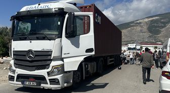 Hatay'da tırın çarptığı motosikletteki anne ve 2 çocuğu yaralandı