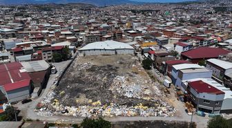 İzmir'de Karabağlar Sanayi Sitesi'nde oluşan atık yığınlarına tepki