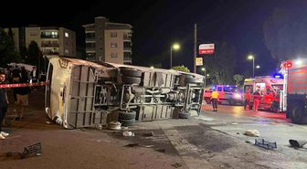 İzmir'de servis otobüsü ile otomobil çarpıştı: 4 yaralı
