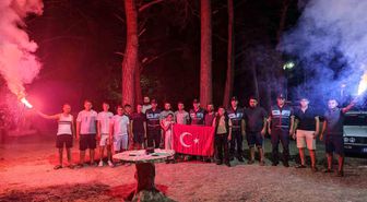 Mersin'de gençlerden jandarmaya duygusal sürpriz: Kavga ihbarı pastalı kutlamaya dönüştü