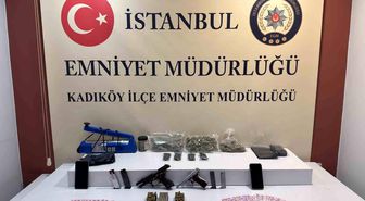Kadıköy'de 'dur' ihtarına uymayan şüphelilerden çok miktarda uyuşturucu madde ve ruhsatsız silah çıktı