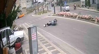 Kaldırıma çarpan motosiklet ve sürücünün yola savrulduğu anlar kameraya yansıdı: 1 yaralı