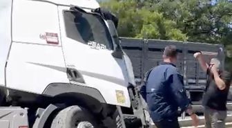 Karacabey'de ön lastiği patlayan tır refüje girdi