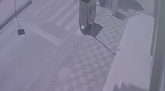 Karşı şeride geçen otomobilin ciple çarpıştığı kaza kamerada: 3 yaralı