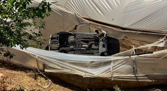 Kaş'ta seranın içine devrilen otomobildeki 3 kişi yaralandı