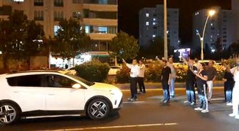 Kazada kaybettikleri yakınları için yolu kısa süreliğine ulaşıma kapattılar