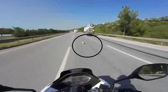 Mikserden düşen malzeme motosiklet sürücüsünü ölümle burun buruna getirdi