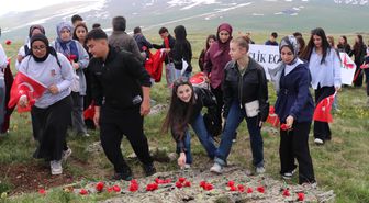Oltulu Lise Öğrencilerinden Allahuekber Dağları'nda Sarıkamış Şehitlerine Anma Yürüyüşü