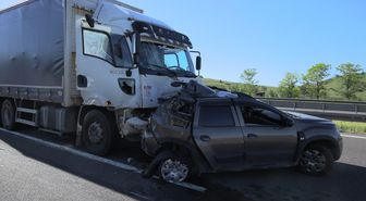 Anadolu Otoyolu'nda Kamyonun Arkadan Çarptığı Otomobilde 2 Kişi Yaralandı