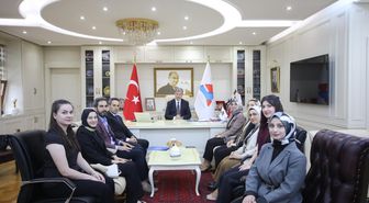 Rektör Gülçin'den dereceye giren eczacılık öğrencilerine başarı belgesi