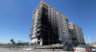 Şanlıurfa'daki yangında 1 iş yeri ile 8 daire zarar gördü