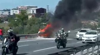 TEM Otoyolu'nda seyir halindeki aracın yanma anı kameraya yansıdı