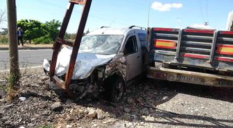 Ters yönden giden hafif ticari araç direğe çarptı: 1 yaralı