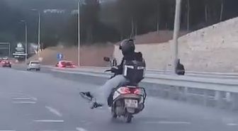 Ümraniye'de motokuryenin tehlikeli yolculuğu kamerada