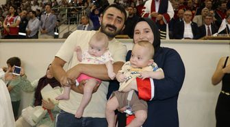 Üniversite mezuniyet heyecanını ikiz bebekleriyle yaşadı