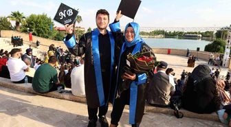 Anne ile oğlu aynı sıradan mezun oldu