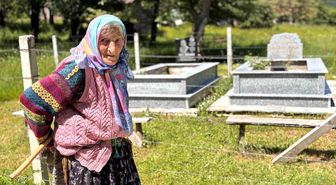 Ayağında kara lastik, elinde baston: Eşi ve oğlunun mezarından ayrılmıyor
