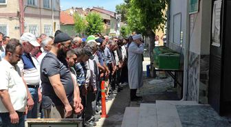 Ayşe teyze aracın altında kaldığı sokaktan son yolculuğuna uğurlandı