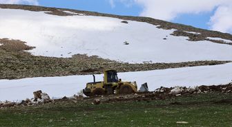 Bayburt'ta haziranda karla mücadele sürüyor