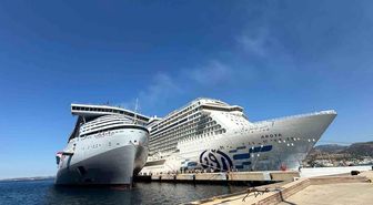 Bodrum'a aynı günde 2 dev kruvaziyer, 4 bin 625 yolcu geldi