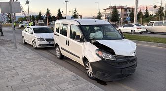 Erzurum'da hafif ticari araçla otomobilin çarpıştığı kazada 3 kişi yaralandı