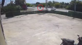 Hafif ticari araç ile motosiklet çarpıştı; 2 yaralı, kaza kamerada