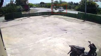 Hafif ticari araca ok gibi saplanan motosikletteki 2 kişi metrelerce havaya uçtu