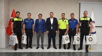 Hatay'da LGS'ye geç kalan öğrenciyi sınava yetiştiren polis ödüllendirildi