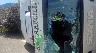 Hurda demiri yüklü tır devrildi: 1 yaralı