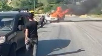 İzBursa'da erik yüklü kamyonet alev alev yandı