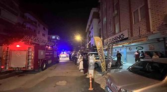 Kentsel dönüşümdeki apartmanda çıkan yangın mahalleliyi sokağa döktü